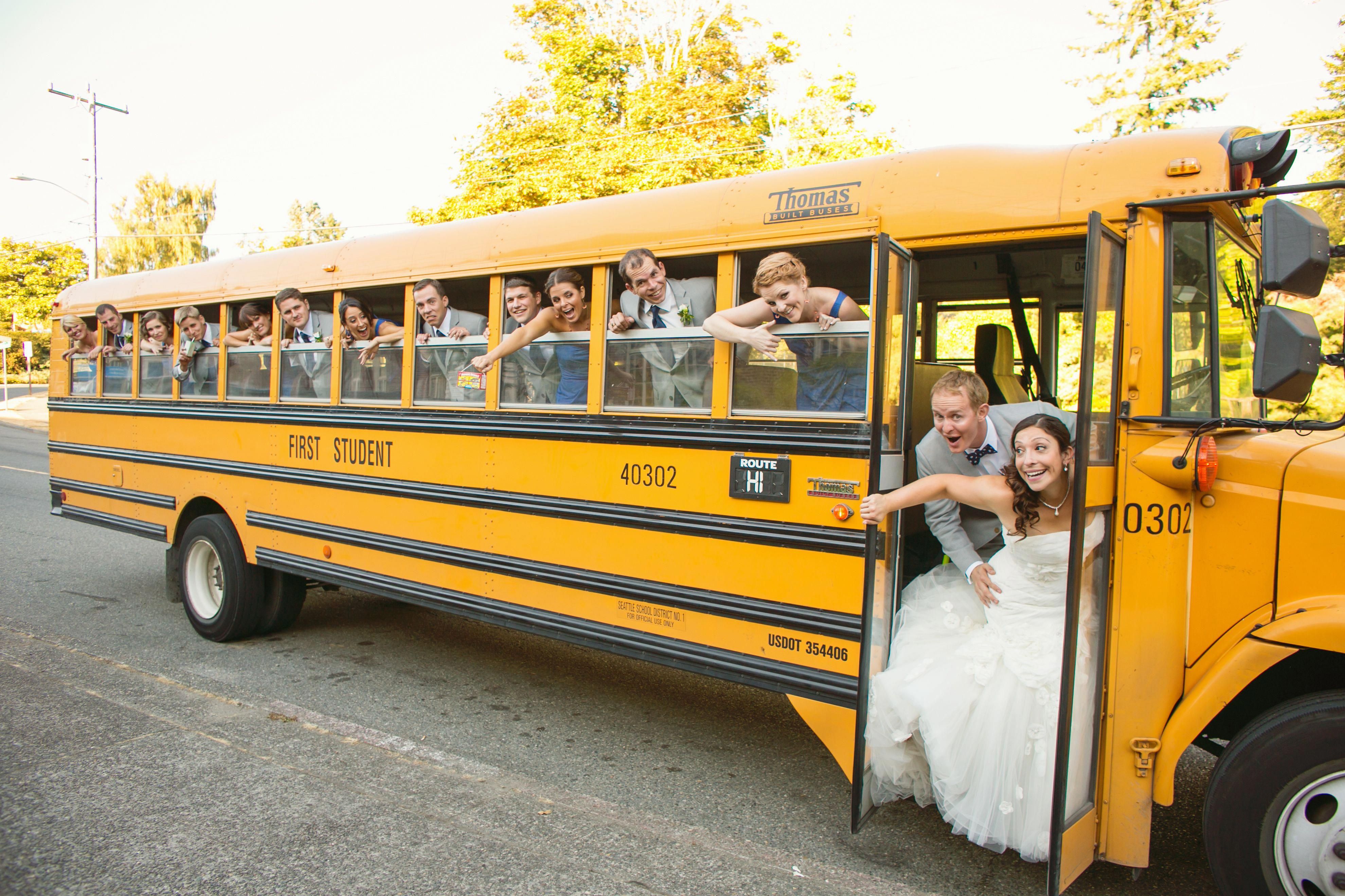 Аренда автобуса с водителем для детей. Свадебный автобус. Украшение свадебного автобуса. Свадебная фотосессия в автобусе. Школьный автобус.
