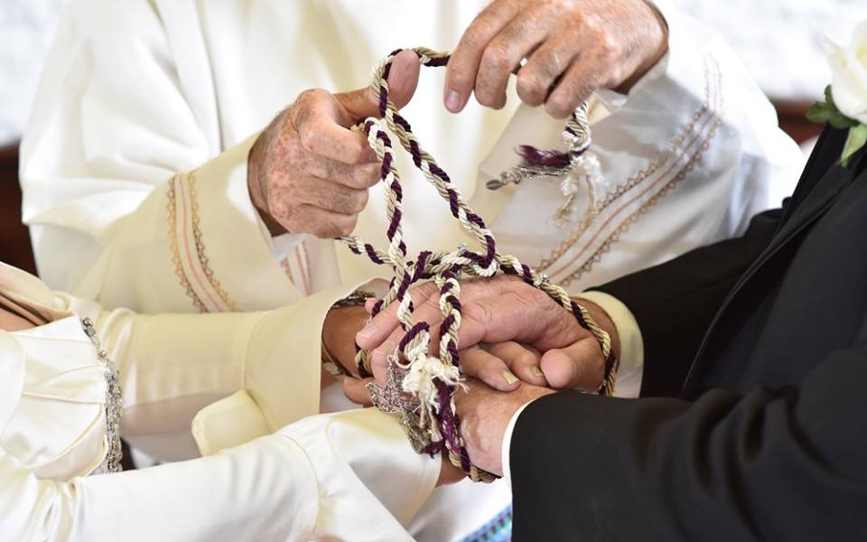 Celebrant tying the knot